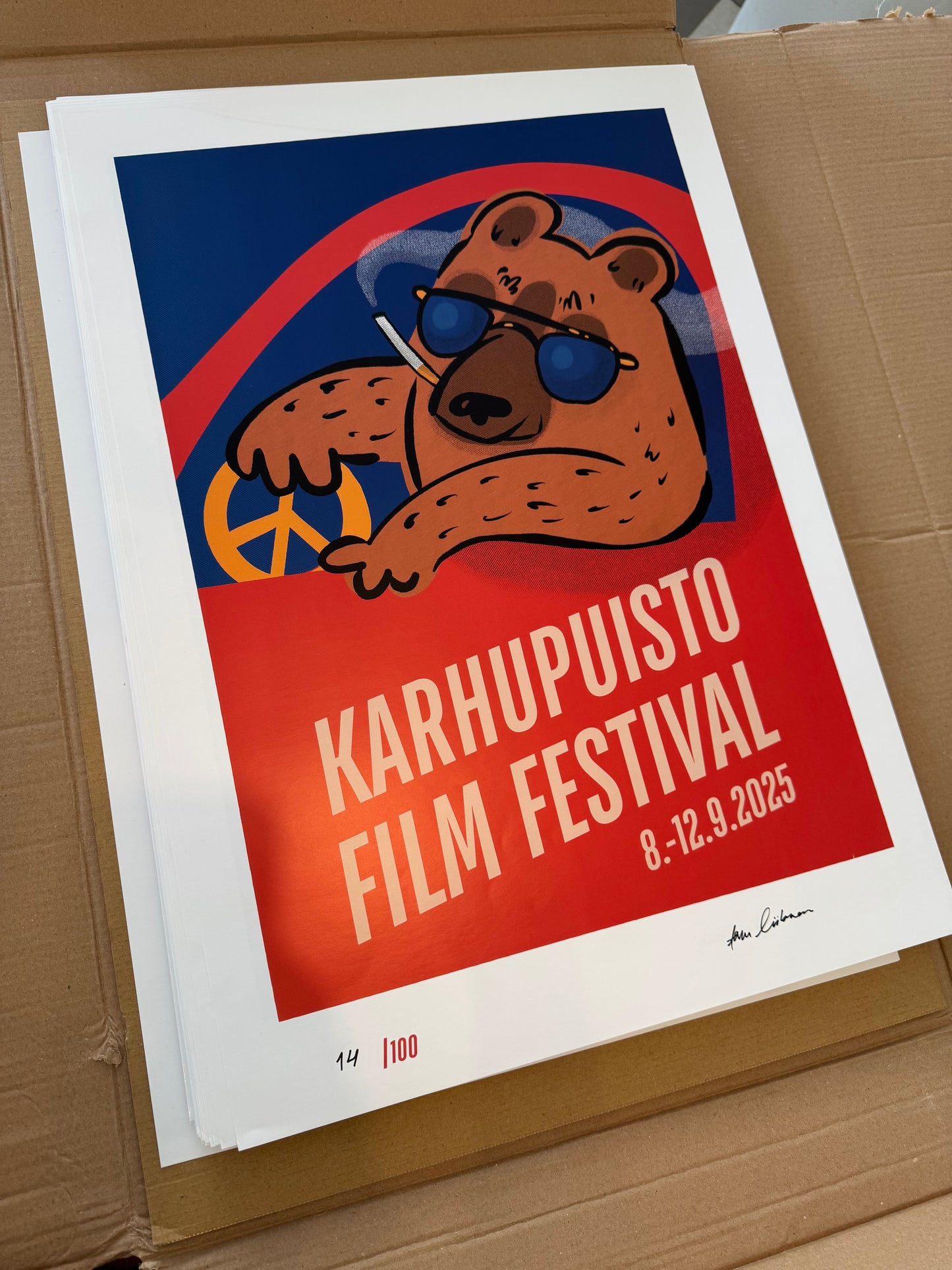 Taiteilija Taru Liikasen signeeraama Karhupuisto Film Festival taidejuliste