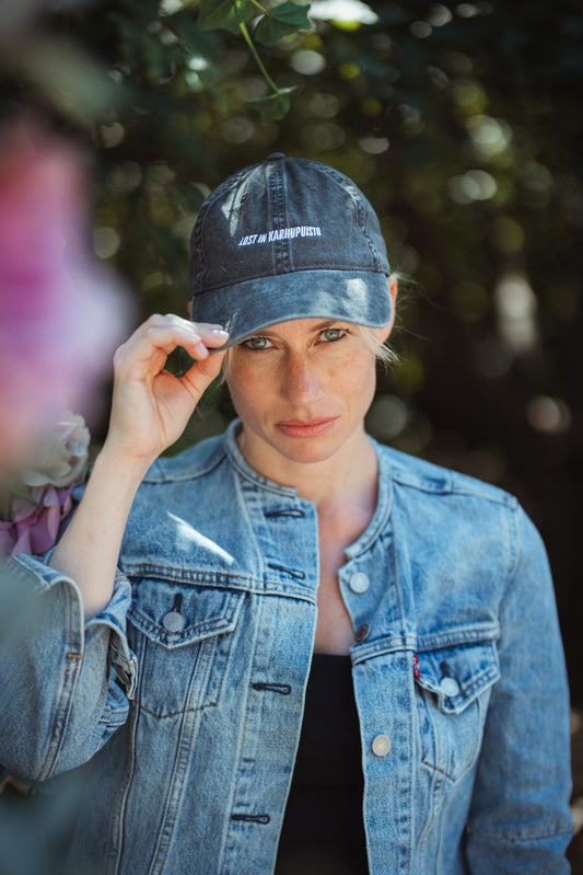 Minka Kuustonen ja Karhupuisto Film Festival -lippis