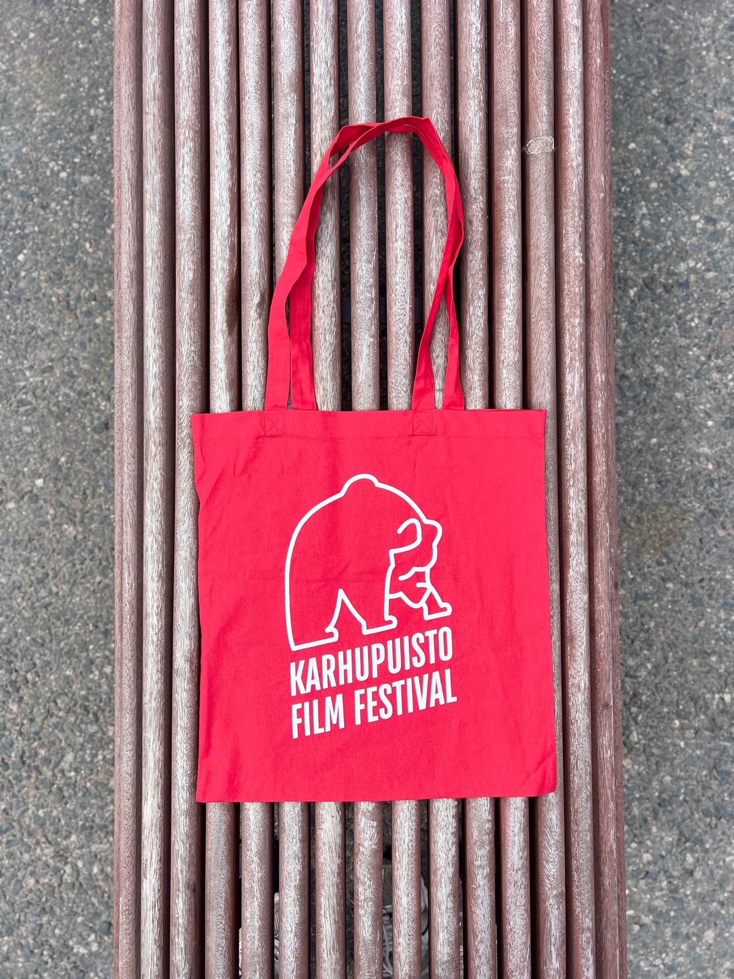 Karhupuisto Film Festival kangaskassi penkillä