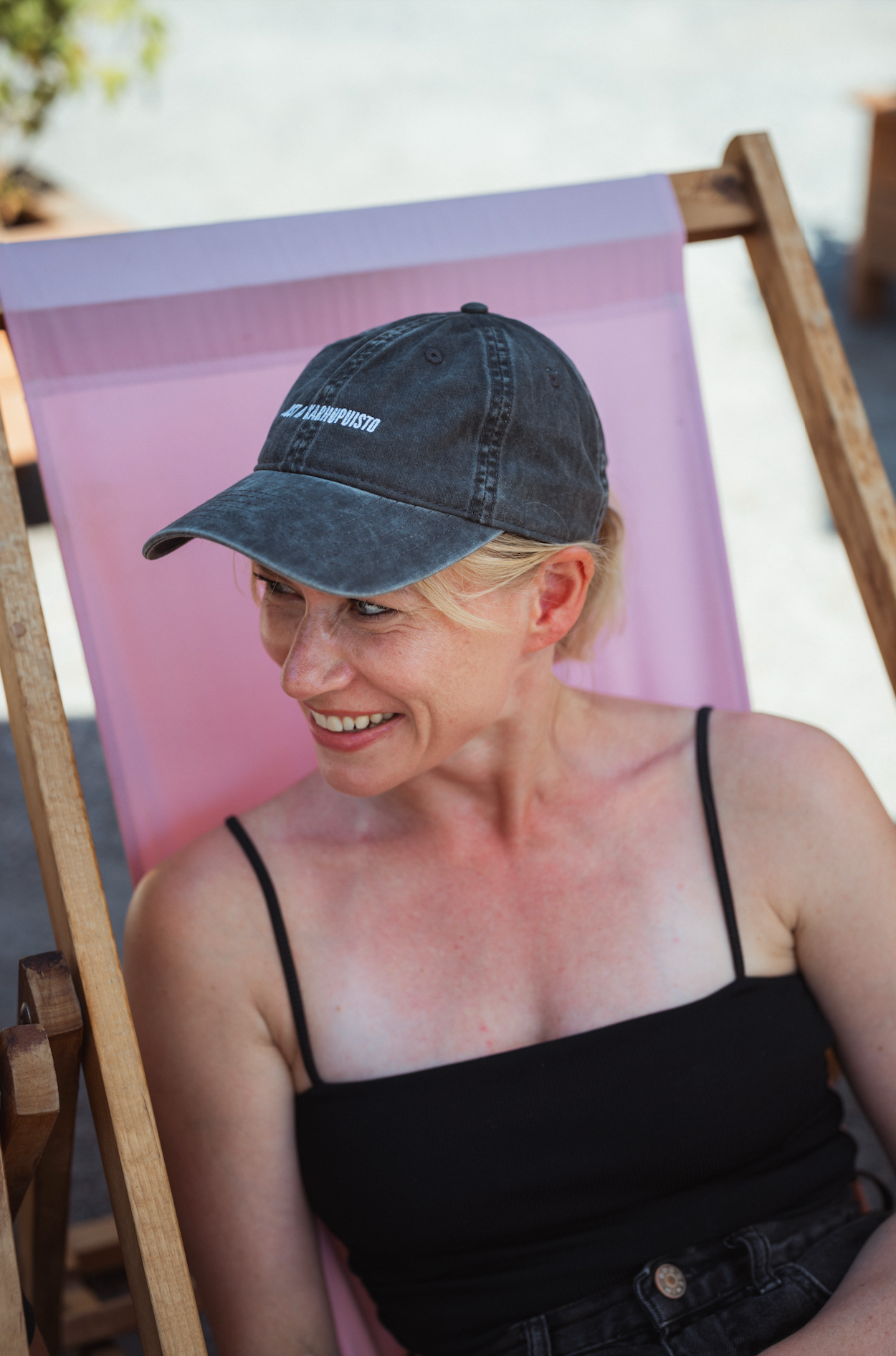 Minka Kuustonen ja Karhupuisto Film Festival -lippis
