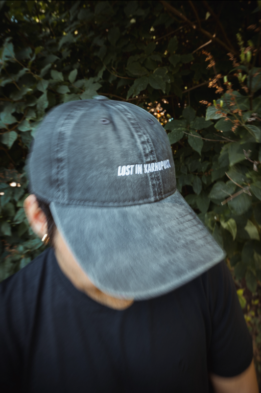 Karhupuisto Film Festival -lippis kuvattuna yläoikealta, kuvassa liikettä