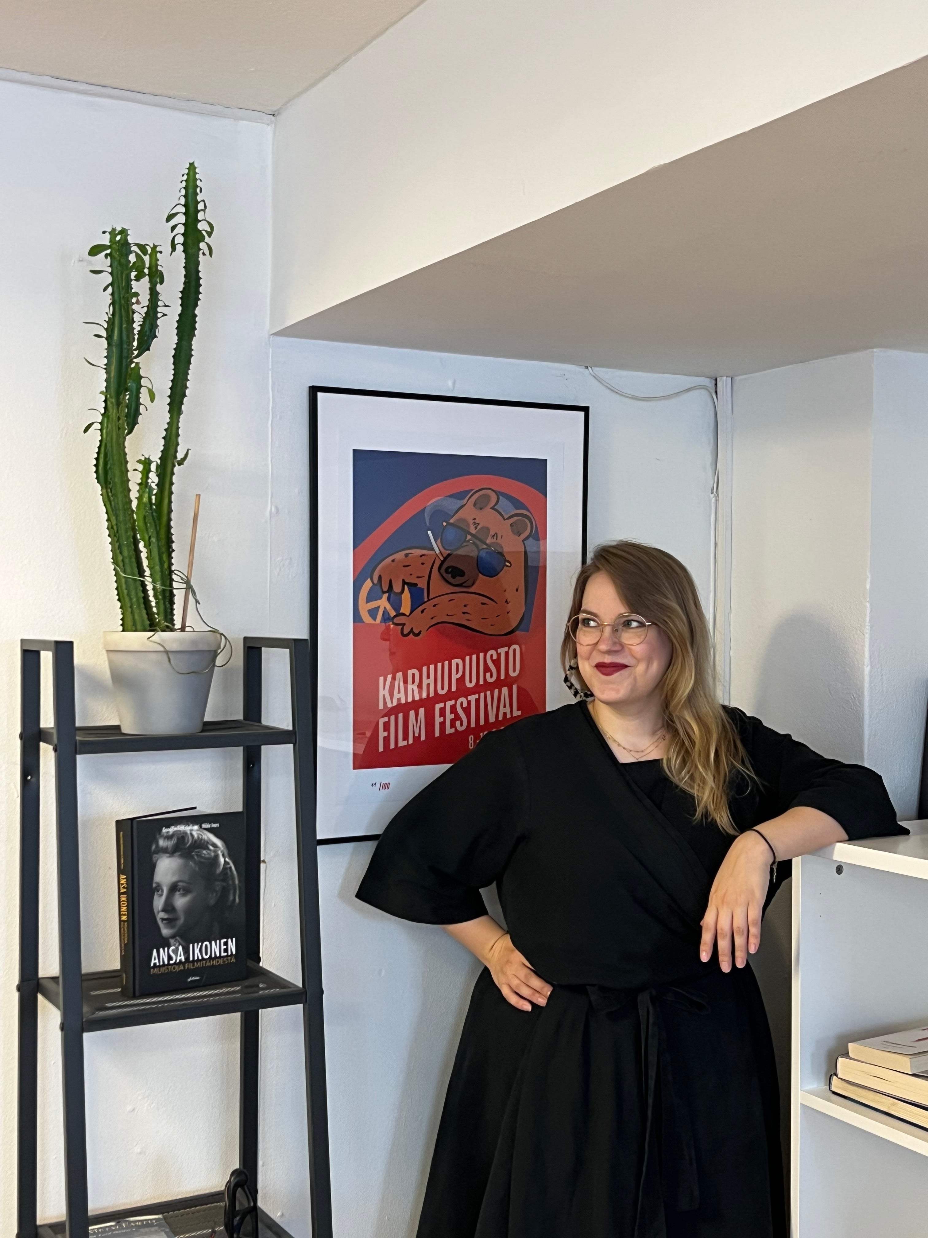 Taiteilija Taru Liikanen ja Karhupuisto Film Festival taidejuliste