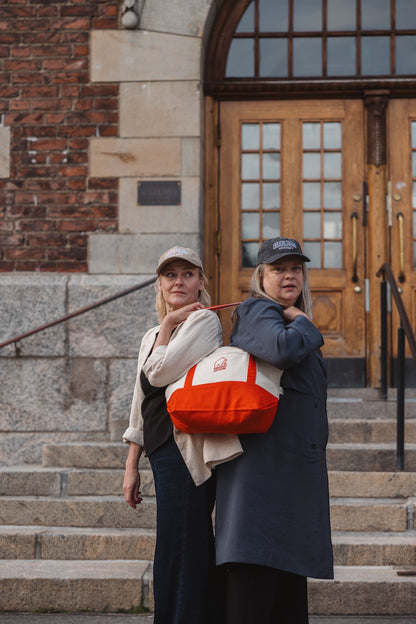 Elina Knihtilä and Pirjo Lonka in Kallio, wearing FC Karhupuisto caps by Karhupuisto Film Festival. Picture taken by Timea Slavic.