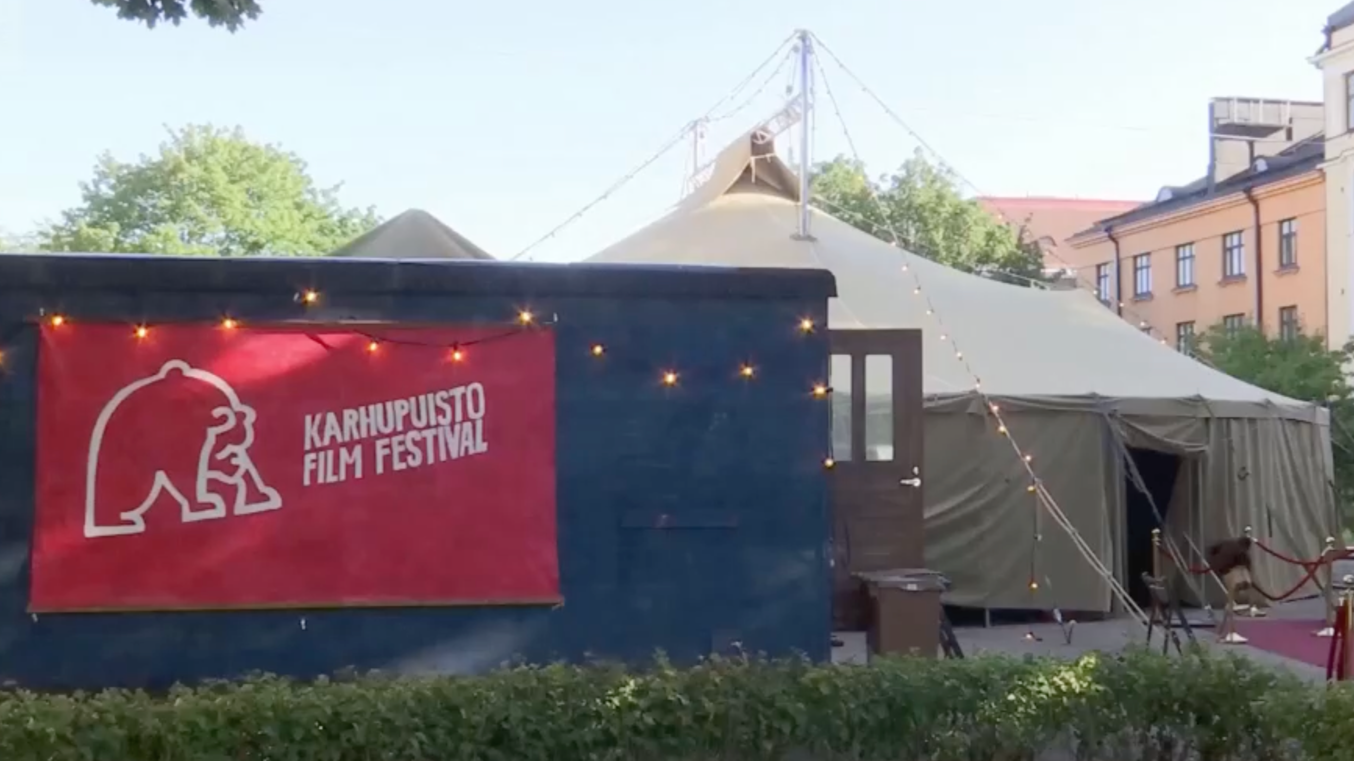 Ruutukaappaus Ylen artikkelista, kuvassa Karhupuisto Film Festivalin mainoslakana Teatteri Sirkus Suosalon teatteriteltan edustalla